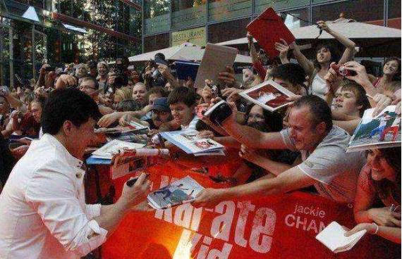 成龙还受外国人喜欢吗,外国人多喜欢成龙