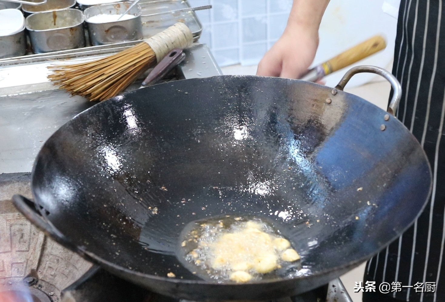 大厨分享煎焖鲤鱼家常做法,不腥不腻,肉质鲜嫩,学会在家轻松做