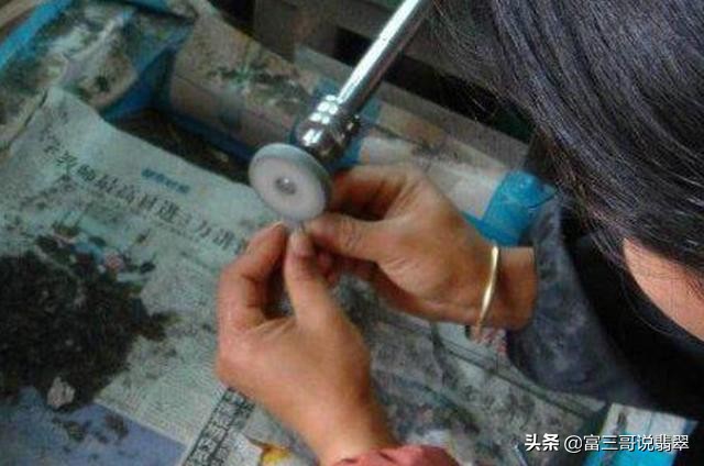 价值上亿的翡翠你知道几个呢,翡翠市场几十块钱的翡翠