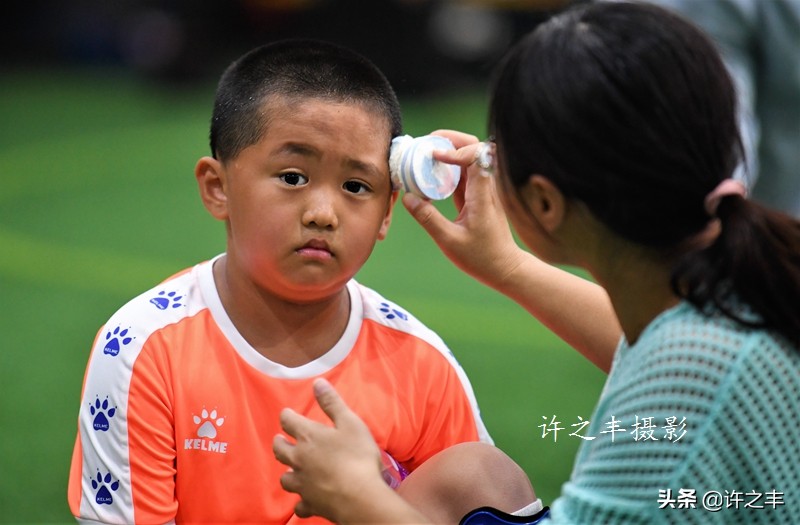 《首都抗疫医护人员亲子“同心公益”足球赛》