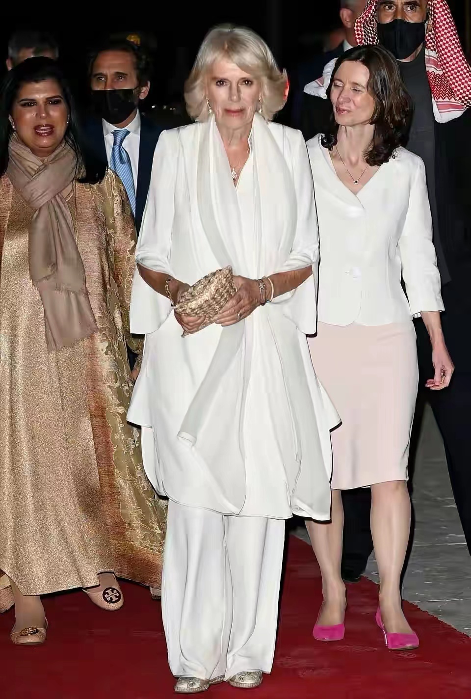 卡米拉 约旦王后 屈膝礼 (卡米拉向约旦王后行屈膝礼)