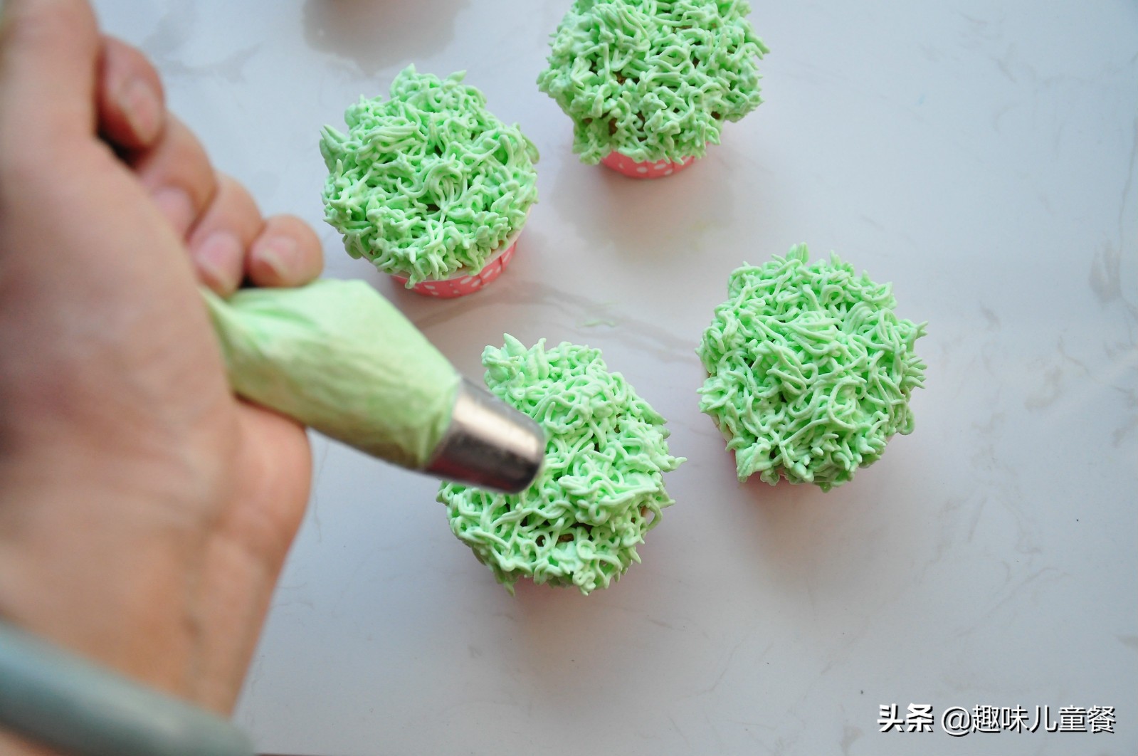 这种蔬菜代替翻糖和豆沙更健康，复活节咱们一起来做杯子蛋糕吧