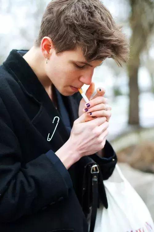 我应该给这些被骗来做美甲的男生道个歉