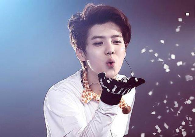 圈内公认的顶流男明星,他曾是红极一时的明星