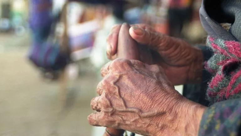 “从几个月大的女婴到90岁老妇人，印度没有女人是安全的”