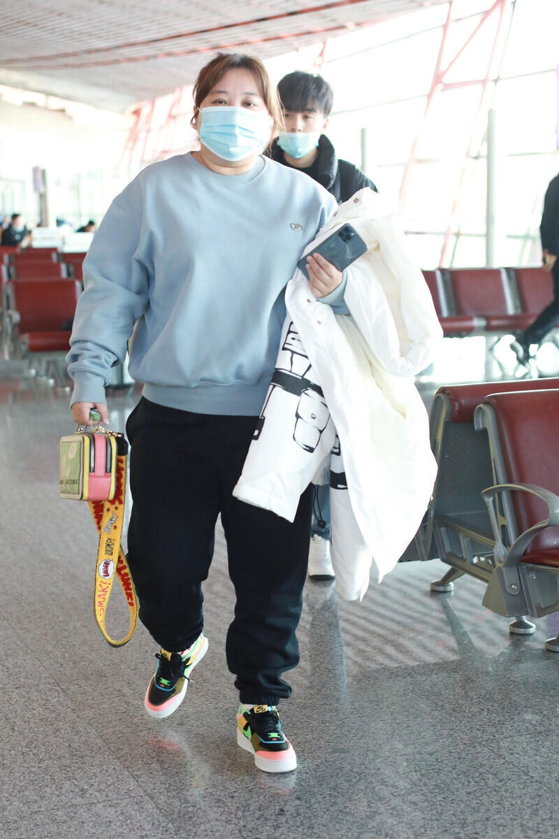 贾玲卫衣,贾玲瘦身后穿的蓝色卫衣