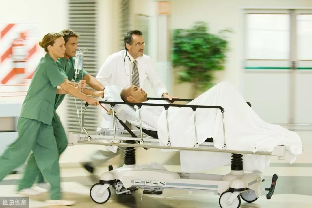 突发腹痛应该怎么办呢,37岁男子突然腹痛难忍