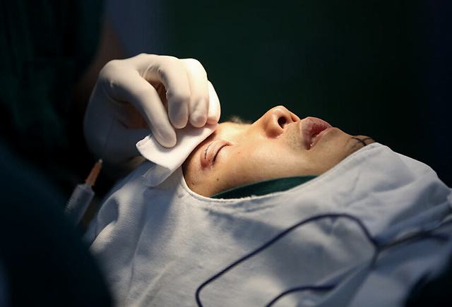 2005年“背母上学”的刘婷，10年后变性成了女人，如今怎样了？