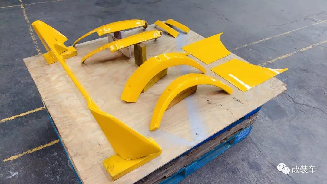 中置四驱五速手动的双门超跑，今晚我在秋名山等你