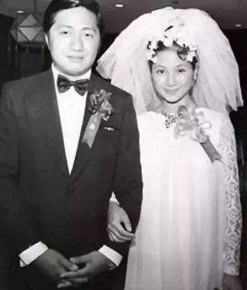 郑佩佩怀孕8次,郑佩佩的一生恋情