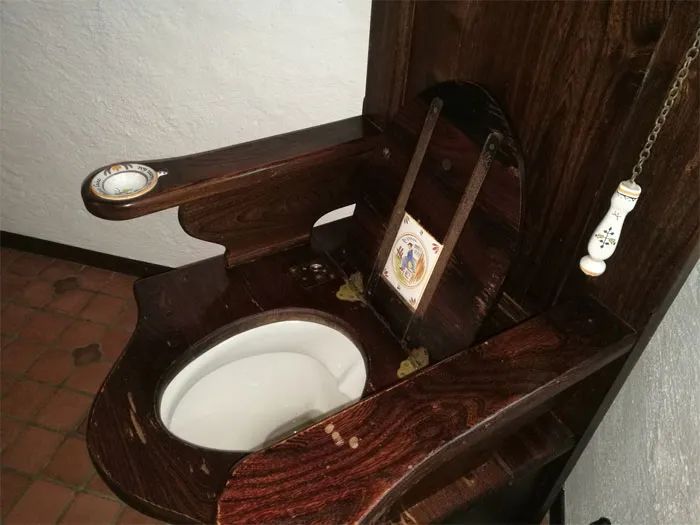 疫情期间住古堡，国外普通女大学生迅速成百万网红，获千万点赞