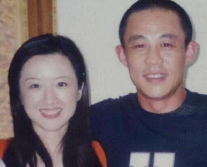 侯勇小20岁娇妻疑怀孕,结三次婚至今无子,妻子每个都年轻貌美