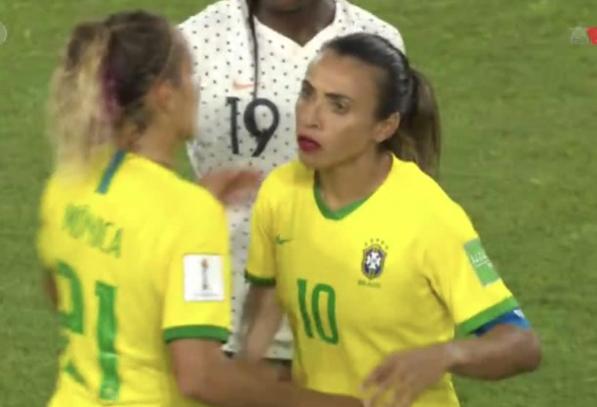 玛塔涂口红比赛女足锋霸却胶布遮纹身！压抑天性真能让球技提升？