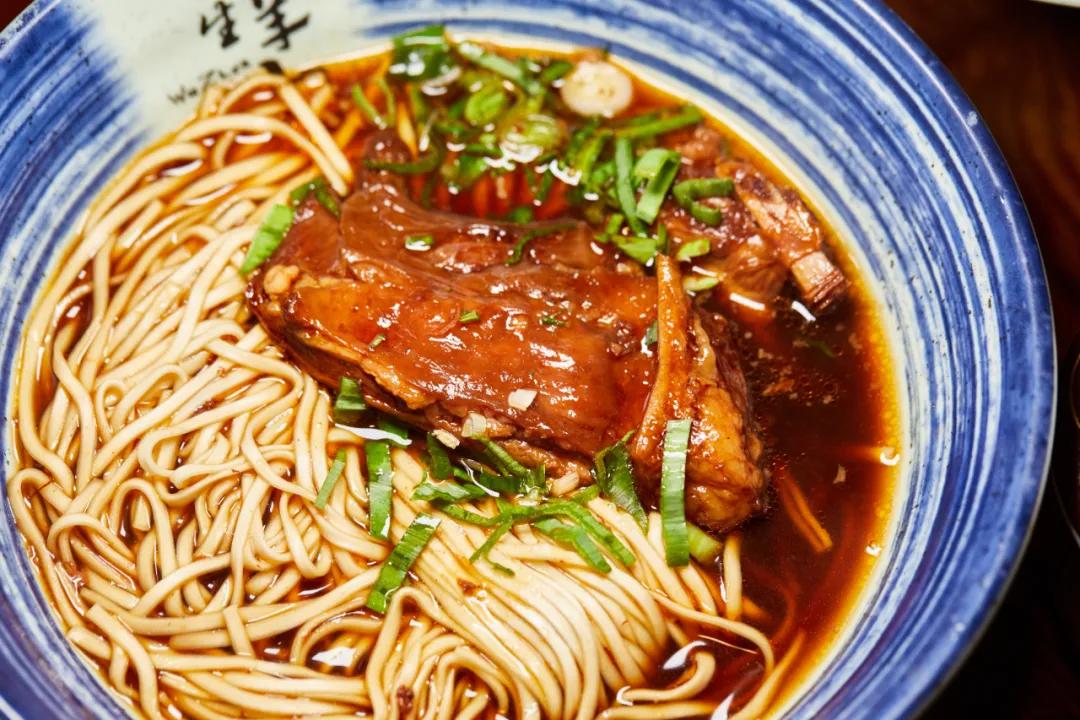 一到10月挤破头，这小镇也太好吃了吧