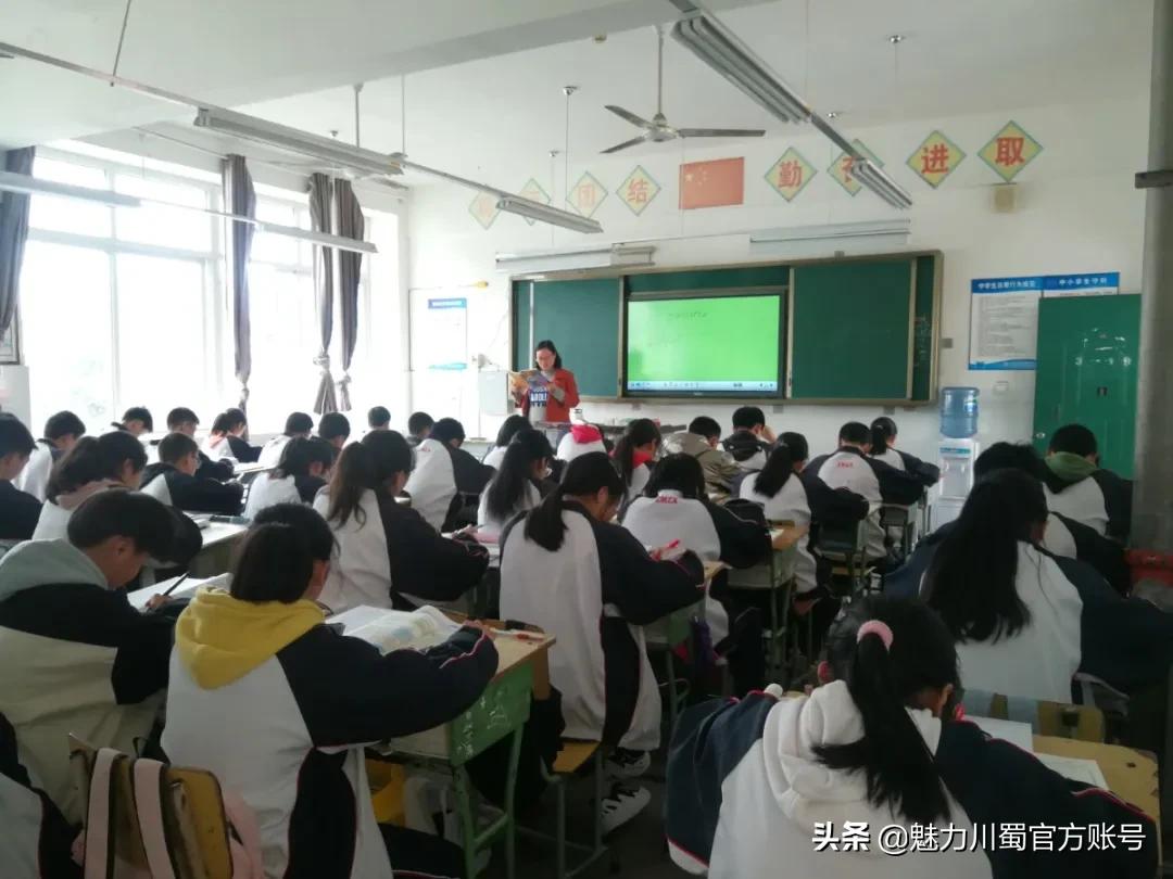 结伴而行共同成就：江油中学与彰明中学开展教育共同体活动