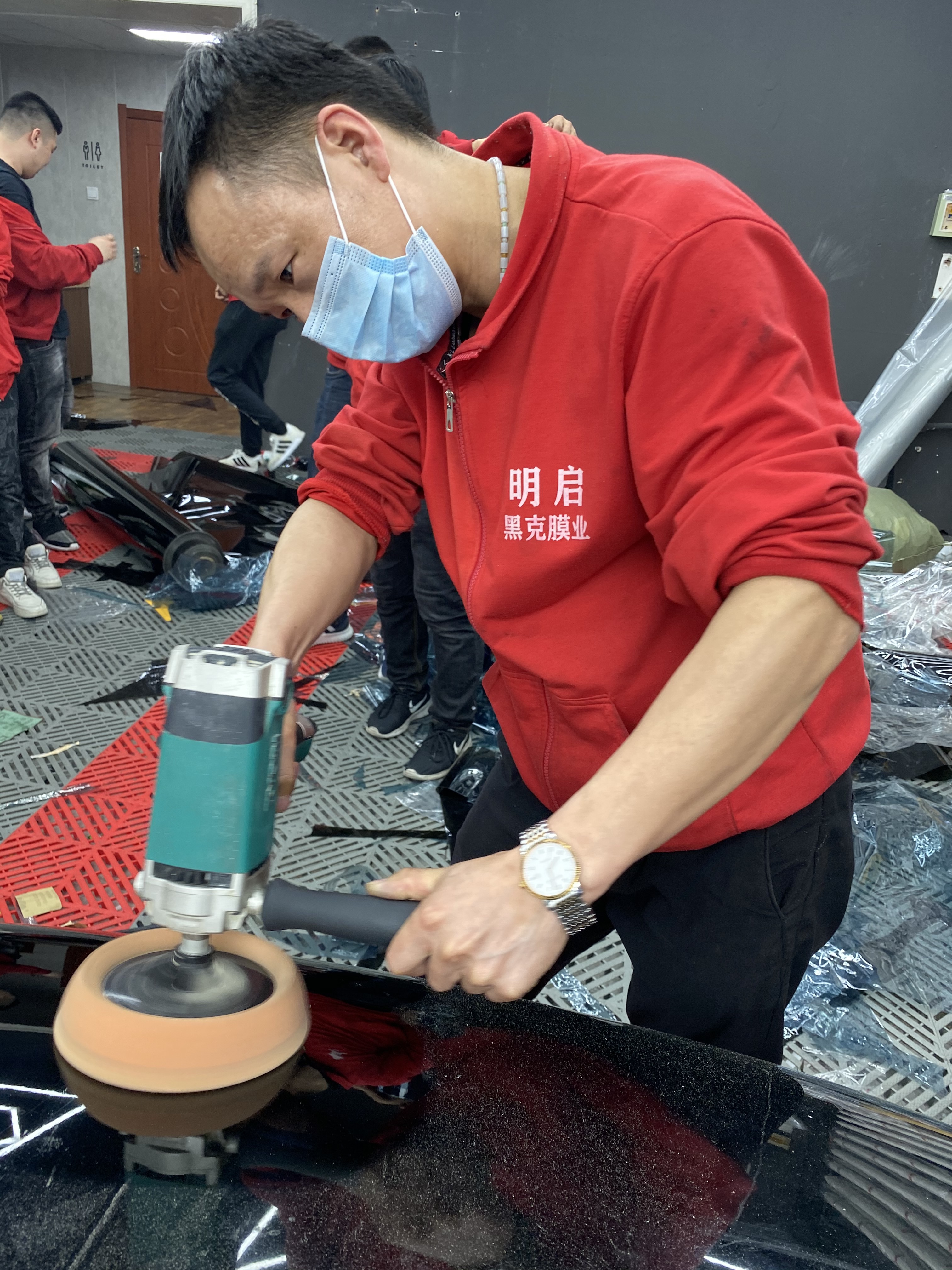 新手如何使用汽车抛光机,抛光机使用方法教程