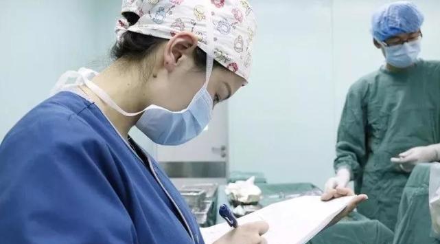 一声惨叫，小女孩捂着*体下**倒地不起：一定要注意骑跨伤