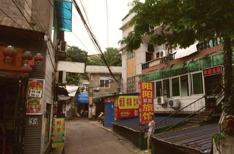 大学附近的廉价小宾馆，环境卫生都不行，为什么还有学生抢着住？