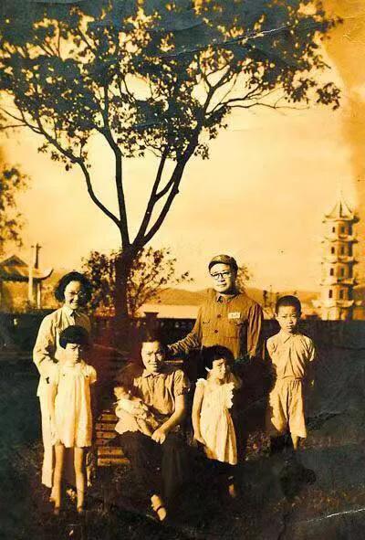 汪荣华：19岁嫁给*伯承刘**，后生7个子女，照顾重病刘帅13年