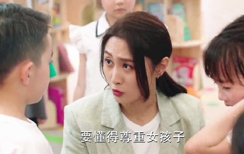 陪你一起长大颖儿擦地板,陪你一起长大颖儿找父母安慰