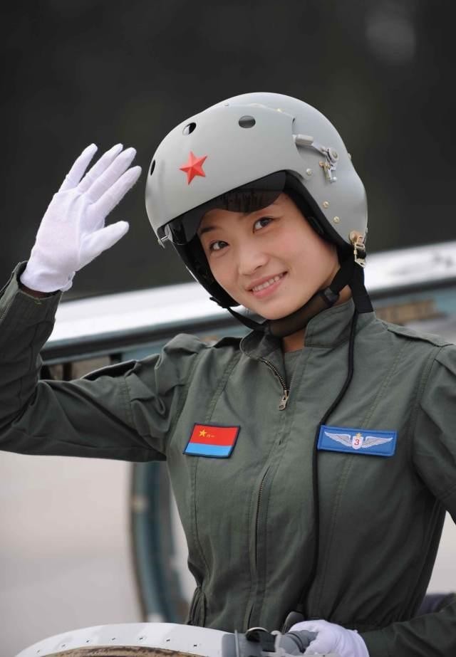 金孔雀余旭的最后一程：36万群众手捧菊花送别，墓前4架飞机模型