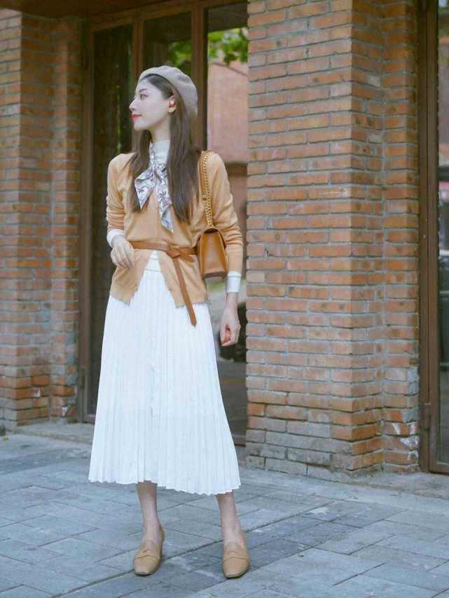 百褶裙穿起来,百褶裙上面穿个什么衣服