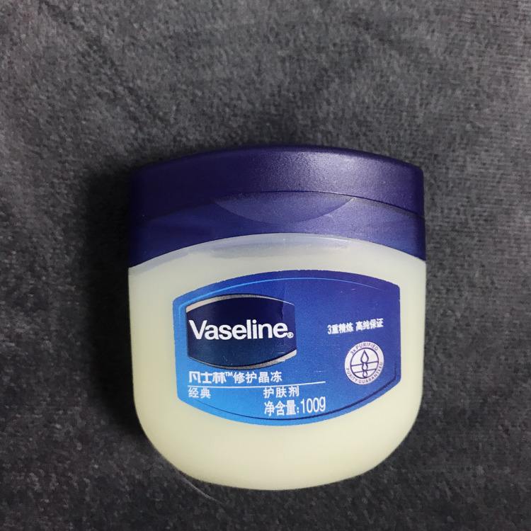 嘴唇常起皮适合涂口红还是唇釉,涂口红的正确步骤唇型