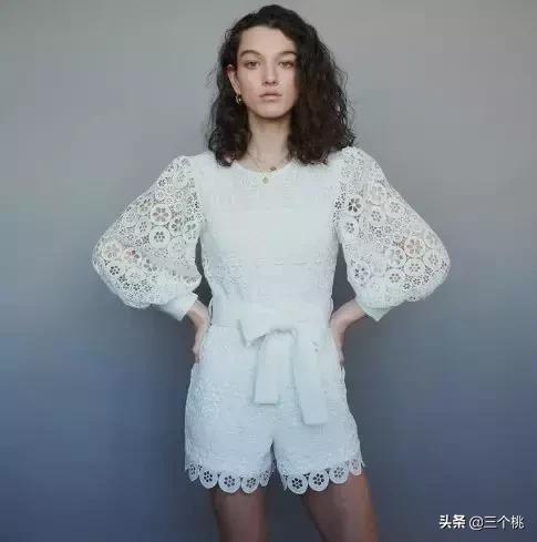 今年流行的裙子不穿高跟鞋,穿今年最流行的裙子