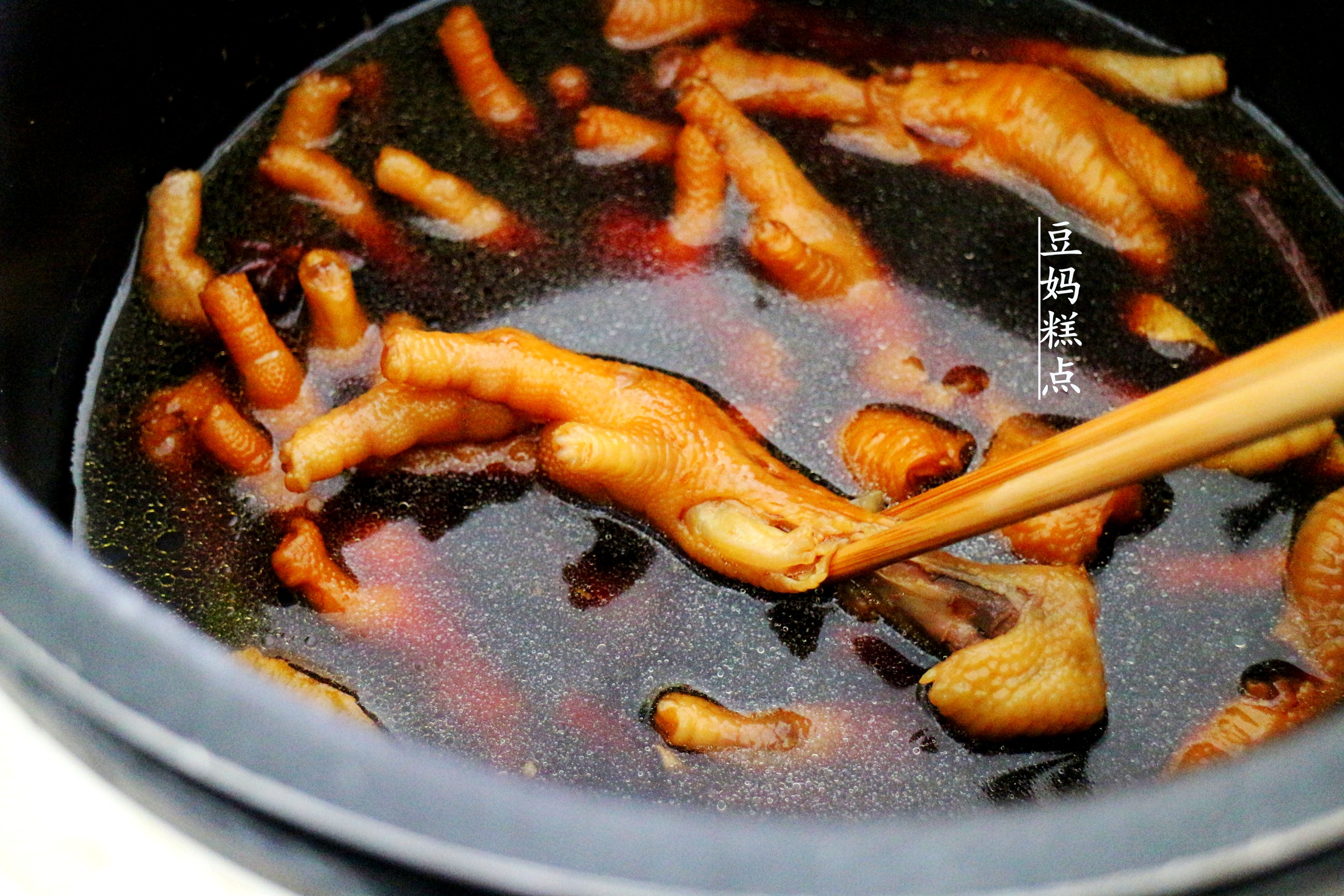 电饭煲鸡爪加啤酒的家常做法,电饭煲焖鸡爪做法