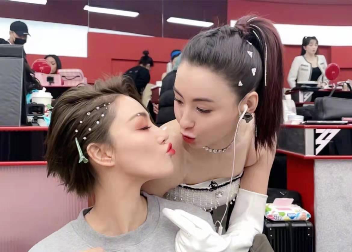 张馨予被粉丝指责完整视频,张馨予担任世界杯足球宝贝视频