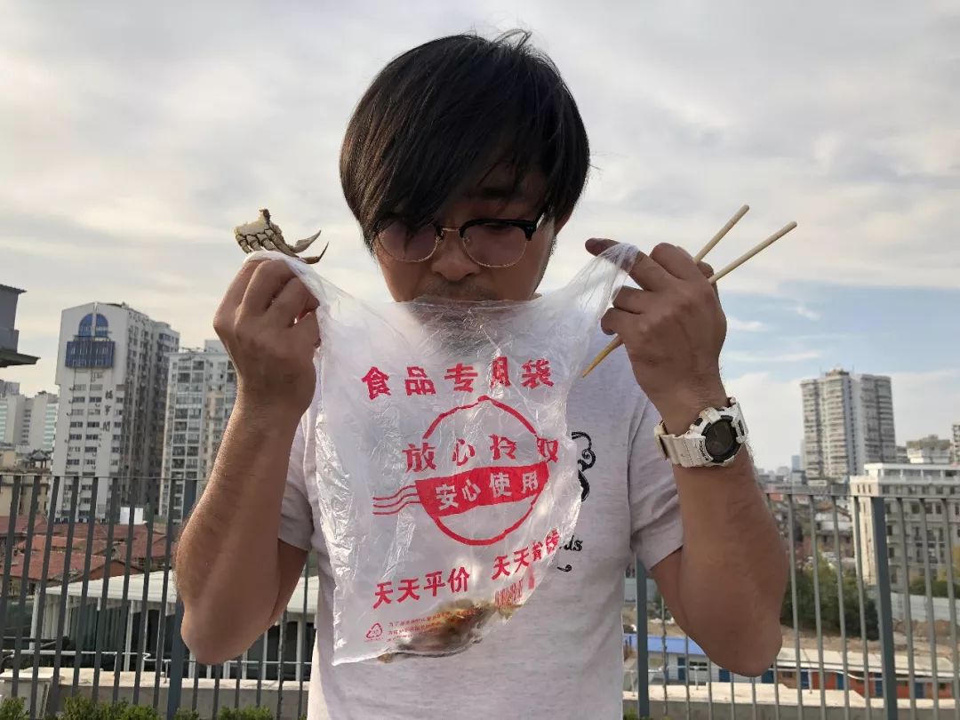 趁着午休两小时，他们在天台上组了个jió盆烤肉趴