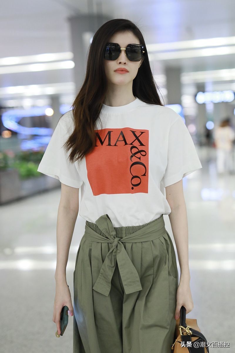 何穗一身长裙惊艳亮相,何穗穿黑色薄纱裙