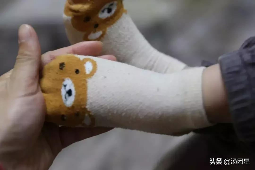 小朋友穿小黄鸭鞋子,小朋友穿小鞋