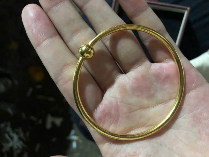 周生生和潘多拉哪一个高档,黄金库洛米手镯周生生