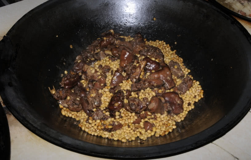 为什么饭店炒菜的大铁锅,从来都不粘锅?原来这其中有“猫腻”