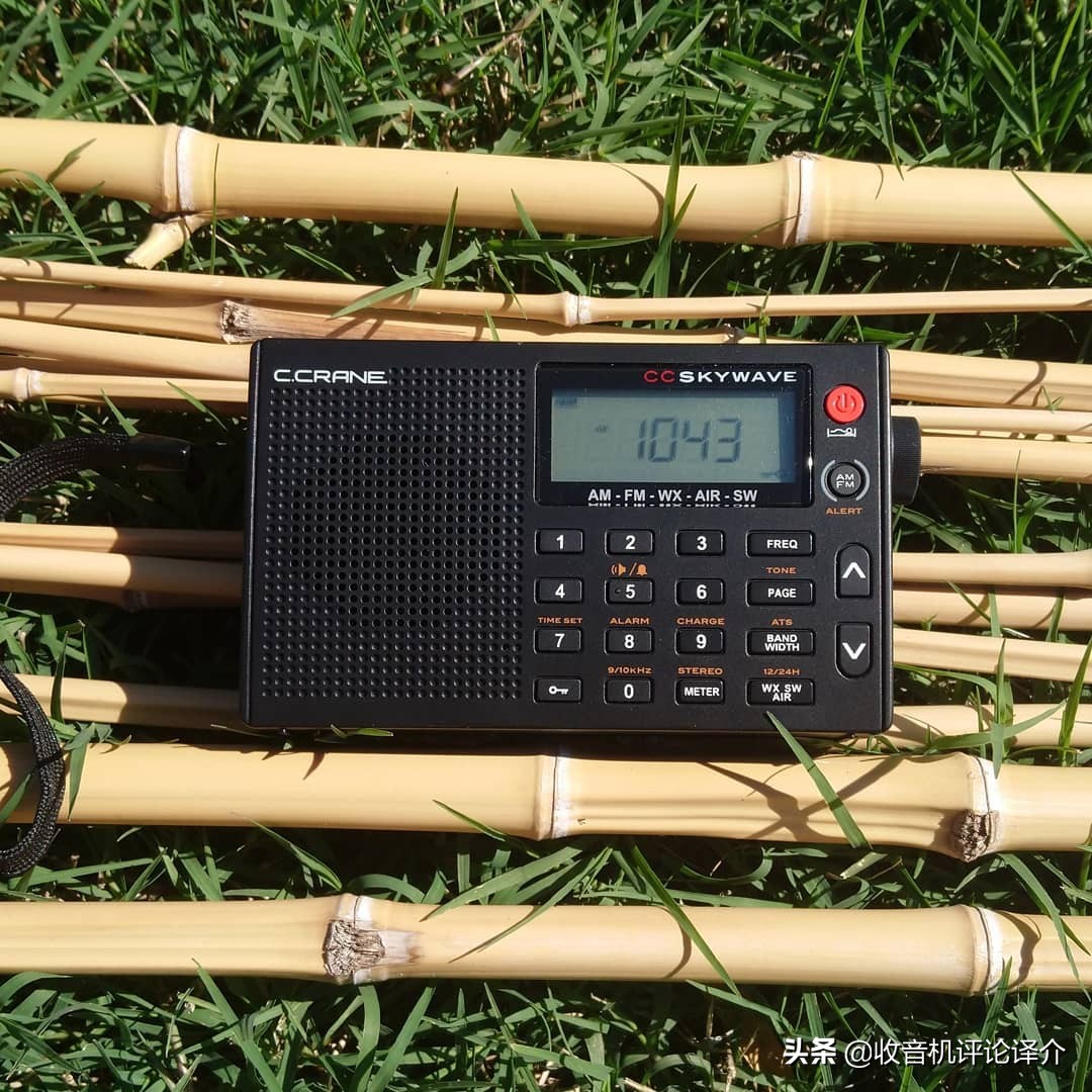 冬天聆听收音机，耳朵不幸被静电击