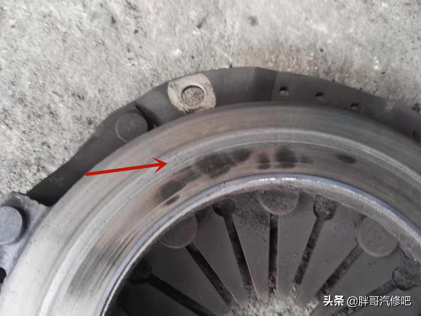 五菱之光挂档不走,胖哥以为换挡拉线脱落,原来是摩擦片报废了