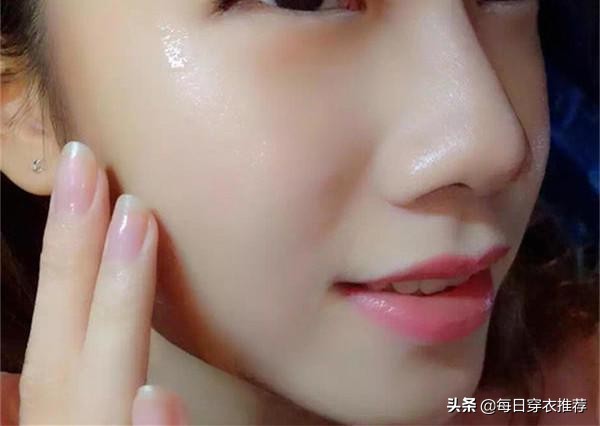 敷面膜时：上面的塑料纸切记别扔掉，教你正确方法，面膜吸收更好