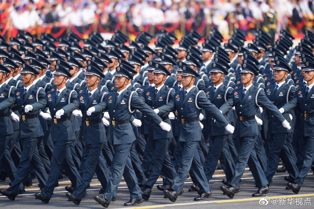 凤凰云中翱——国庆70周年阅兵服装”（下）