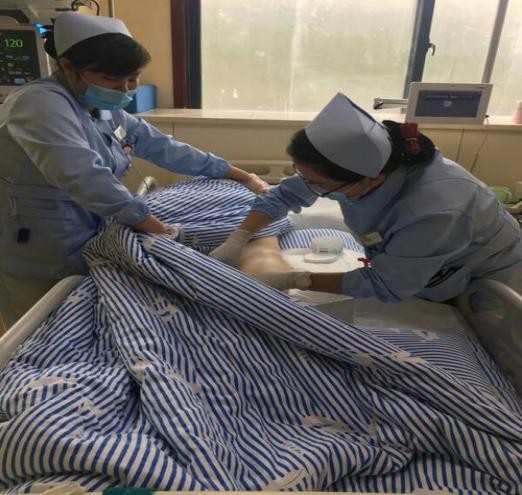 给老人在床上擦浴，这些细节很重要