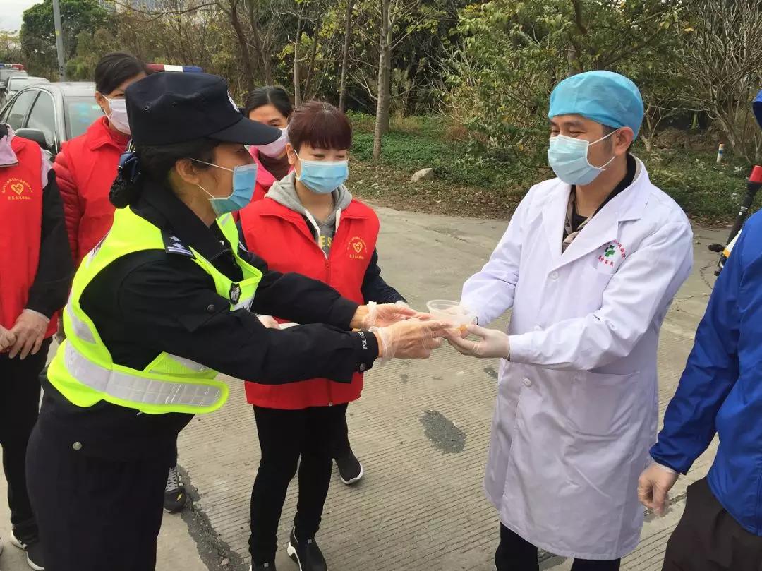 巾帼力量扛起防疫半边天,巾帼力量撑起战疫半边天