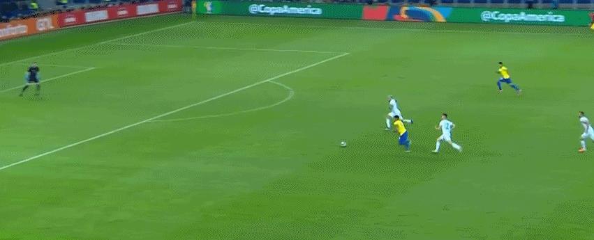 梅西抨击当值主裁判,裁判给梅西黄牌梅西进球回应