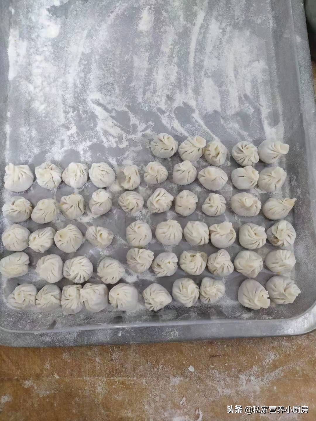 素馅水煎包子味道鲜美极致,香酥水煎包子