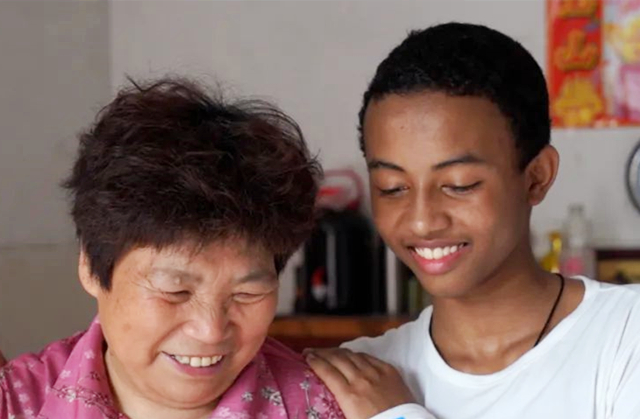 11年前,浙江农村奶奶收养了黑人小男孩巴比,如今怎么样了?