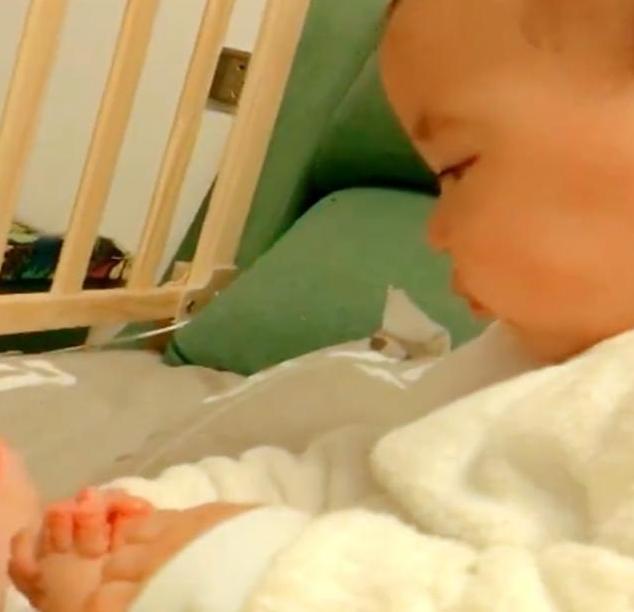 8个月儿子安静缩在角落，宝妈凑近一看被逗笑，网友：同款宝宝