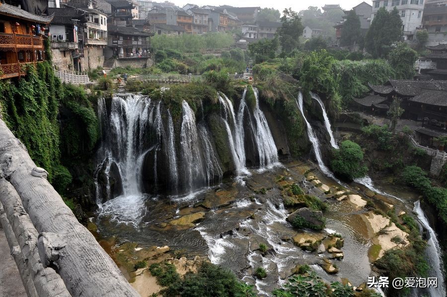 中国唯一挂在瀑布上的千年古镇,中国最美江边