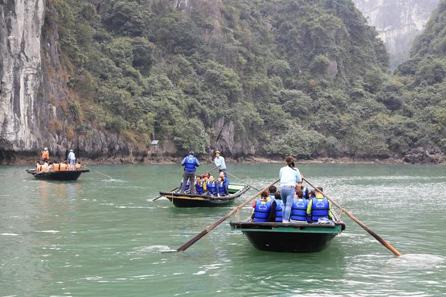 这里虽然风景如画人们生活的却很凄惨没日没夜的追着大船讨生活