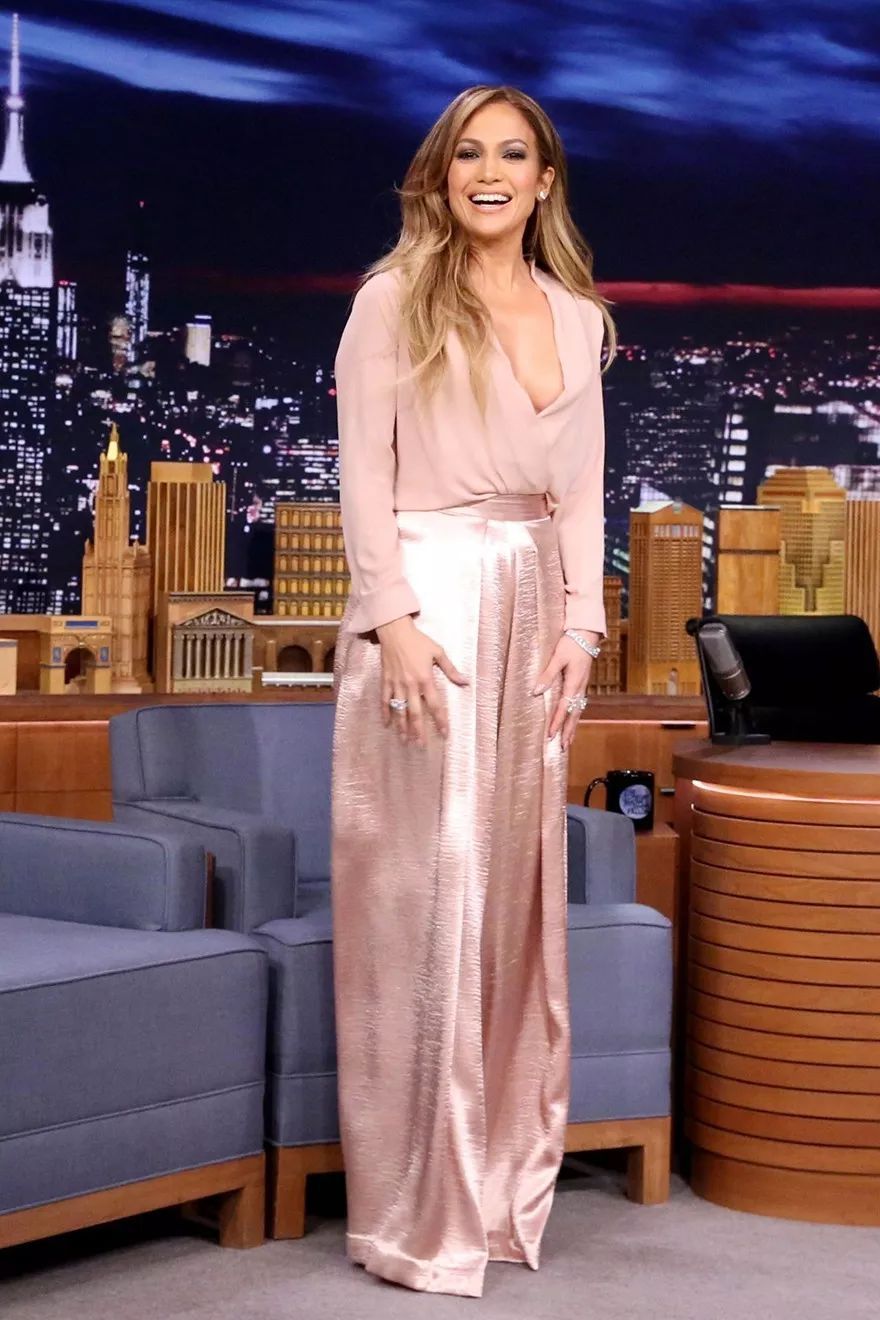 粉红色太减龄阿姨也能穿出少女感,一抹淡粉色该如何搭配更减龄