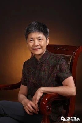 她从从卖西瓜的卡车女司机，一步成为《读书》杂志社的女编辑