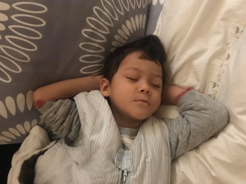 1岁女宝宝打针痛哭,1岁萌娃打针看到妈妈心疼大哭